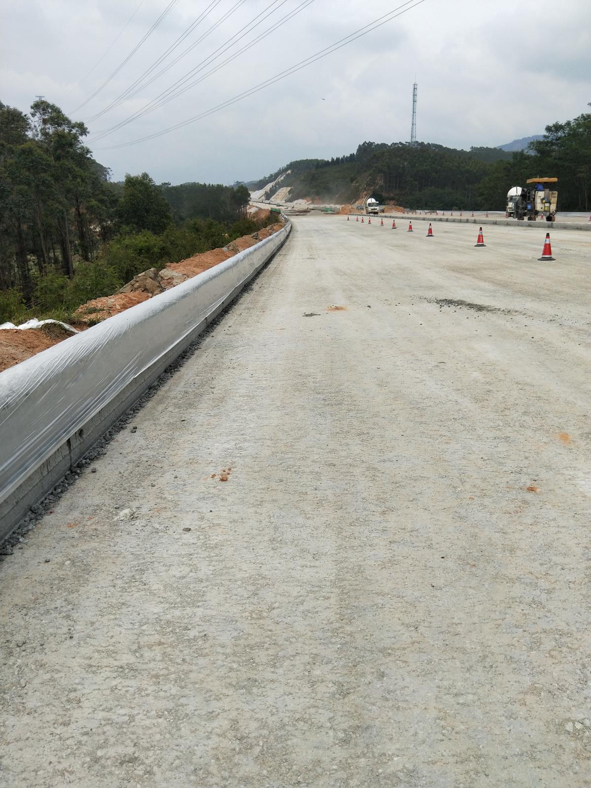 無(wú)所不能的混凝土路緣石滑模攤鋪機(jī)-新路緣（New curb）NC1300