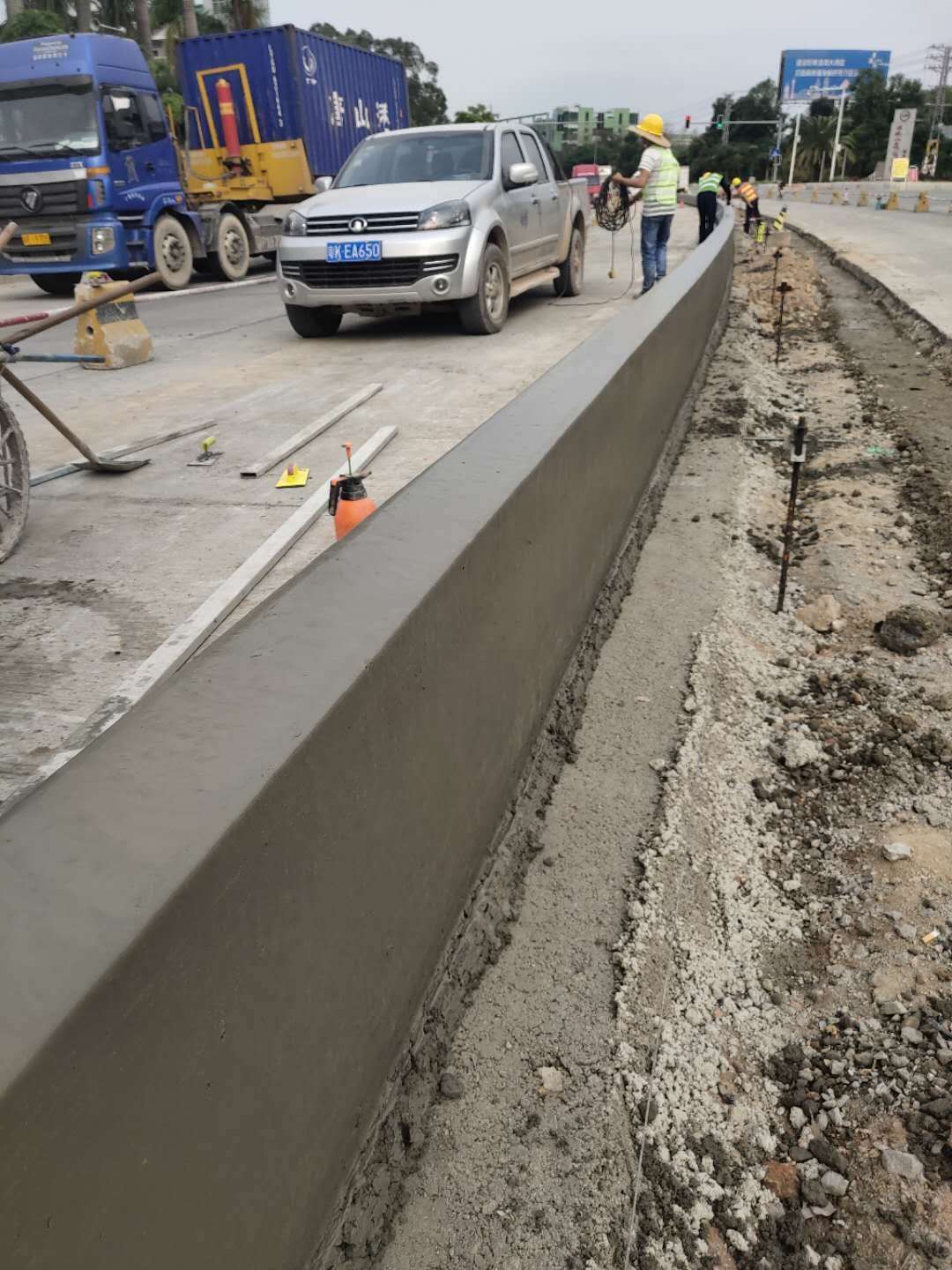 NC1300路緣石滑模機(jī)-東莞路緣石滑模攤鋪