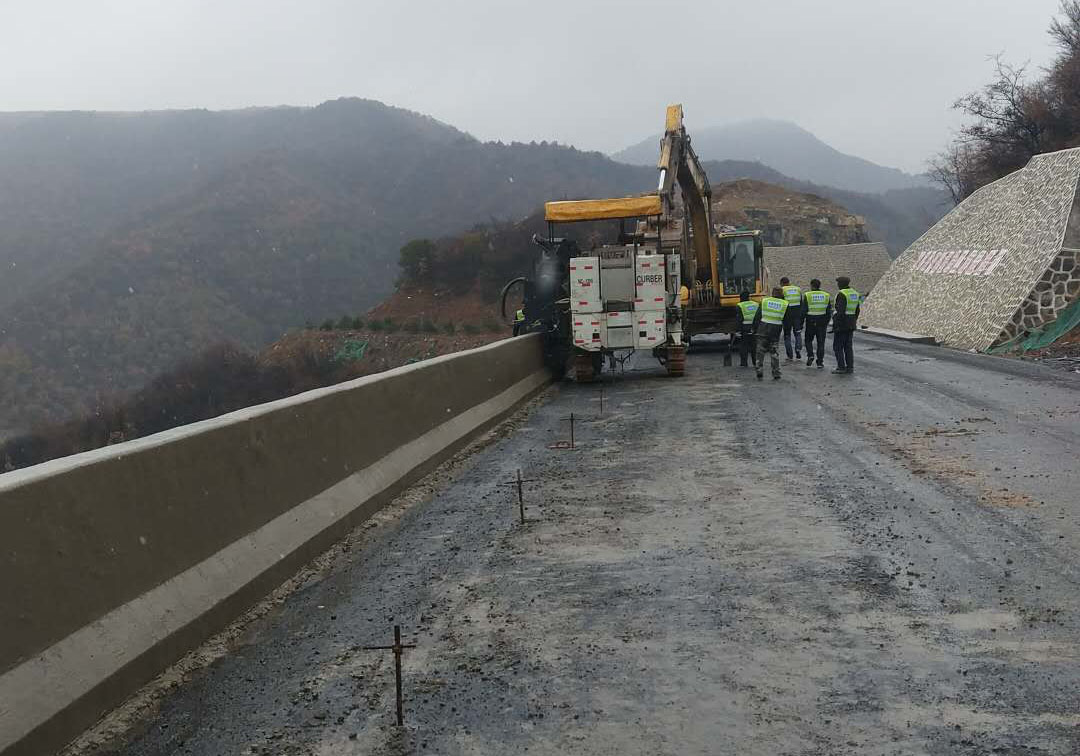 NC1300路緣石滑模機(jī)-山西晉城G207國(guó)道防撞護(hù)欄滑模攤鋪工程